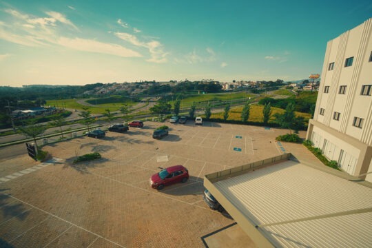 Estacionamento externo do CLATT Hotel com vista para a cidade de São João da Boa Vista, na Serra da Mantiqueira
