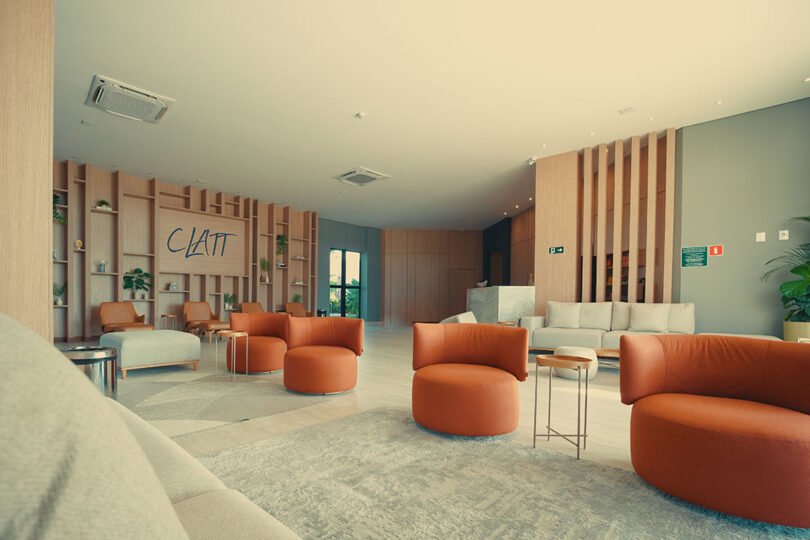 Lobby do CLATT Hotel mostrando os sofás, poltronas e painel decorativo de madeira.
