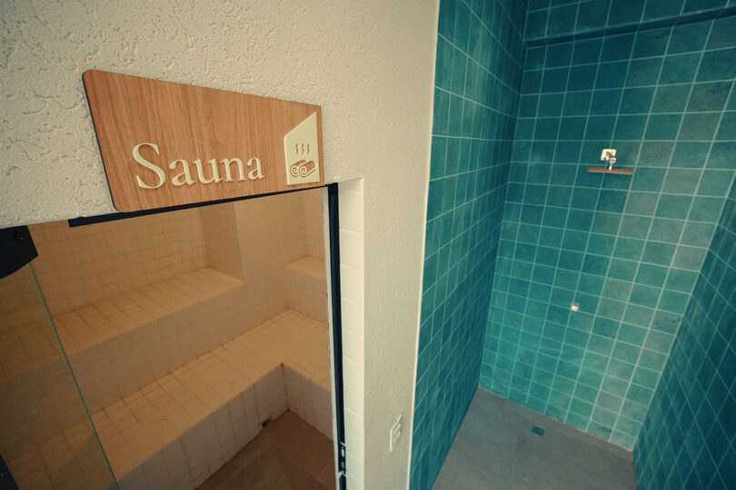 Sauna do CLATT Hotel com ducha externa